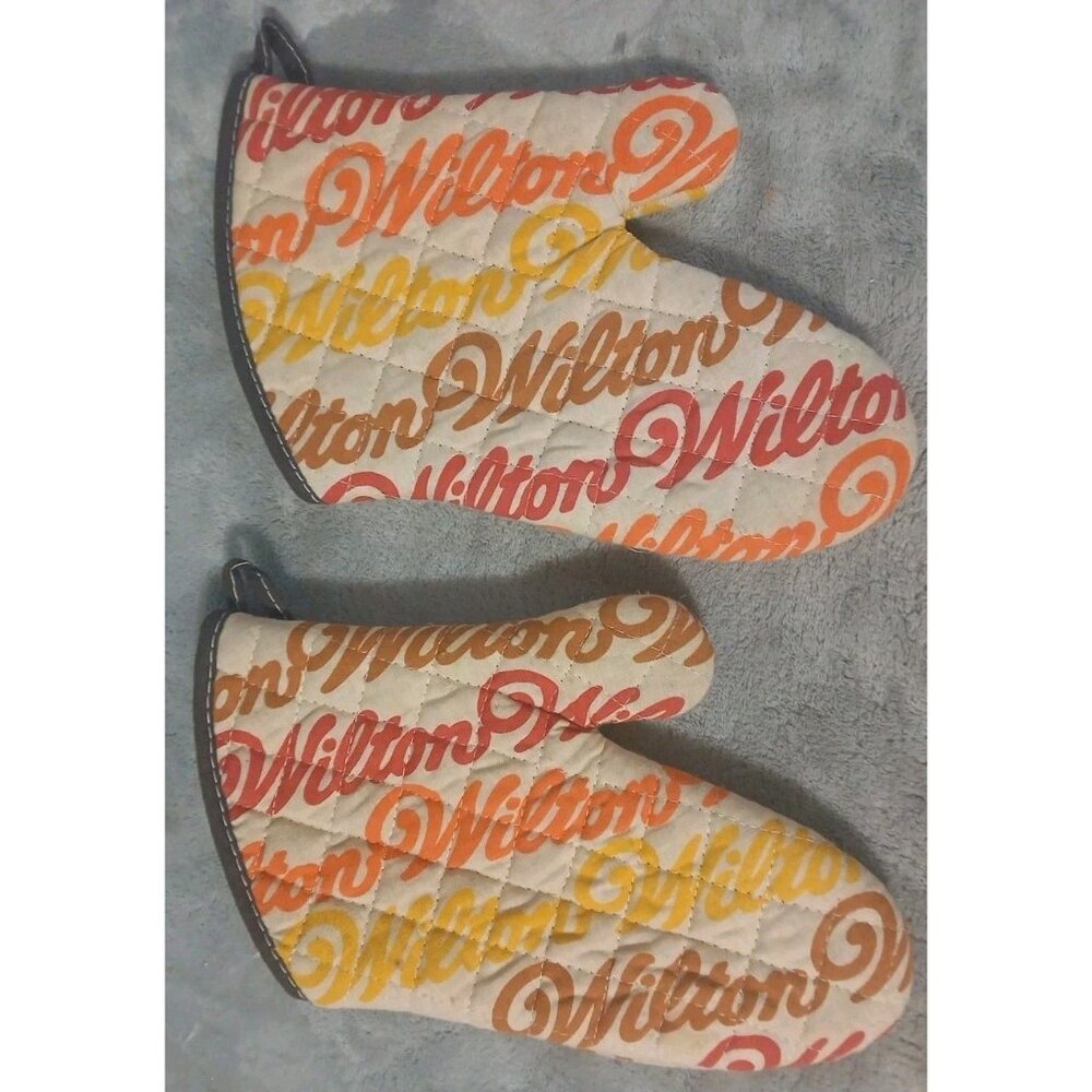 2 Vtg Wilton Oven Mitts Pot‎ Holders Hot Pads Quilted Insulated Logo Retro READ
